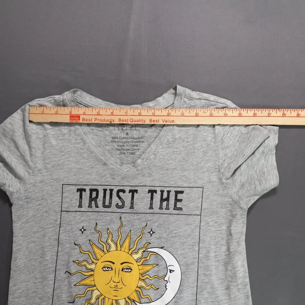 Freeze Trust The Universe Sun Moon Graphic‎ Tee Gray V-Neck T-Shirt Small